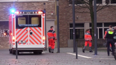 An einem Berufskolleg in Ibbenbüren in Nordrhein-Westfalen soll ein Schüler seine Lehrerin umgebracht haben. (Foto: -/NWM-TV/dpa)