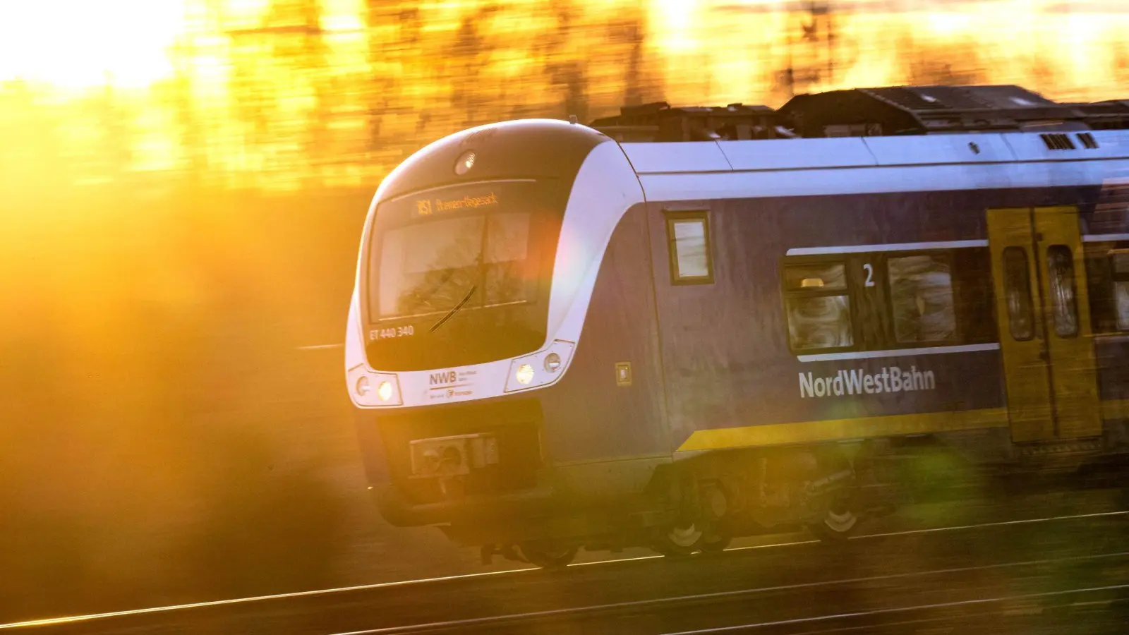 Einige Fahrgäste wählten laut der Bundespolizei den Notruf, nachdem der Zug infolge eines Defekts auf freier Strecke stoppen musste. (Symbolbild) (Foto: Sina Schuldt/dpa)