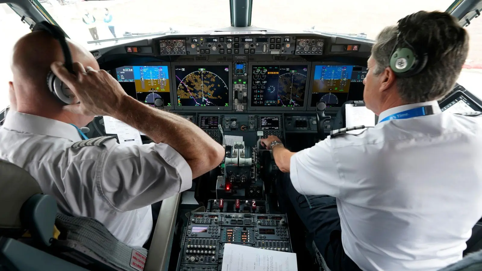Zwei Piloten im Cockpit bedeuten mehr Sicherheit.  (Foto: LM Otero/AP/dpa)