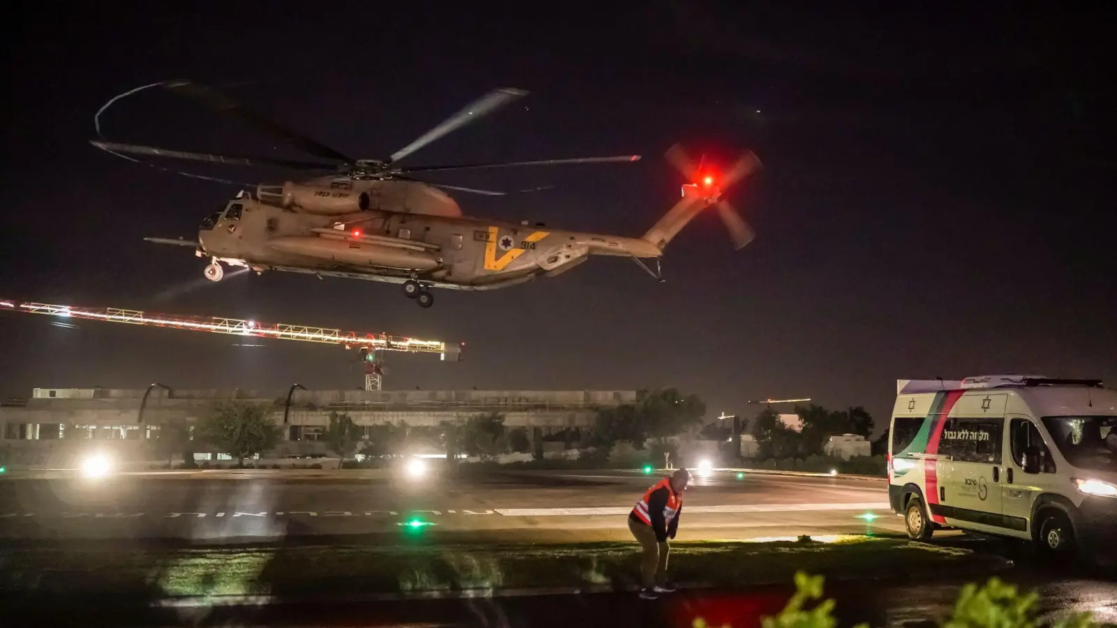 Ein Hubschrauber mit freigelassenen israelischen Geiseln landet auf dem Sheba Medical Center in Ramat Gan. (Foto: Leo Correa/AP/dpa)