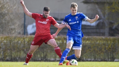 So sah das im Rückspiel der Saison 25/26 aus, als Alexander Roth (links) den Mögeldorfer Torjäger Luca Vitalini bearbeitete und Neuendettelsau 2:1 gewann. (Foto: Martin Rügner)