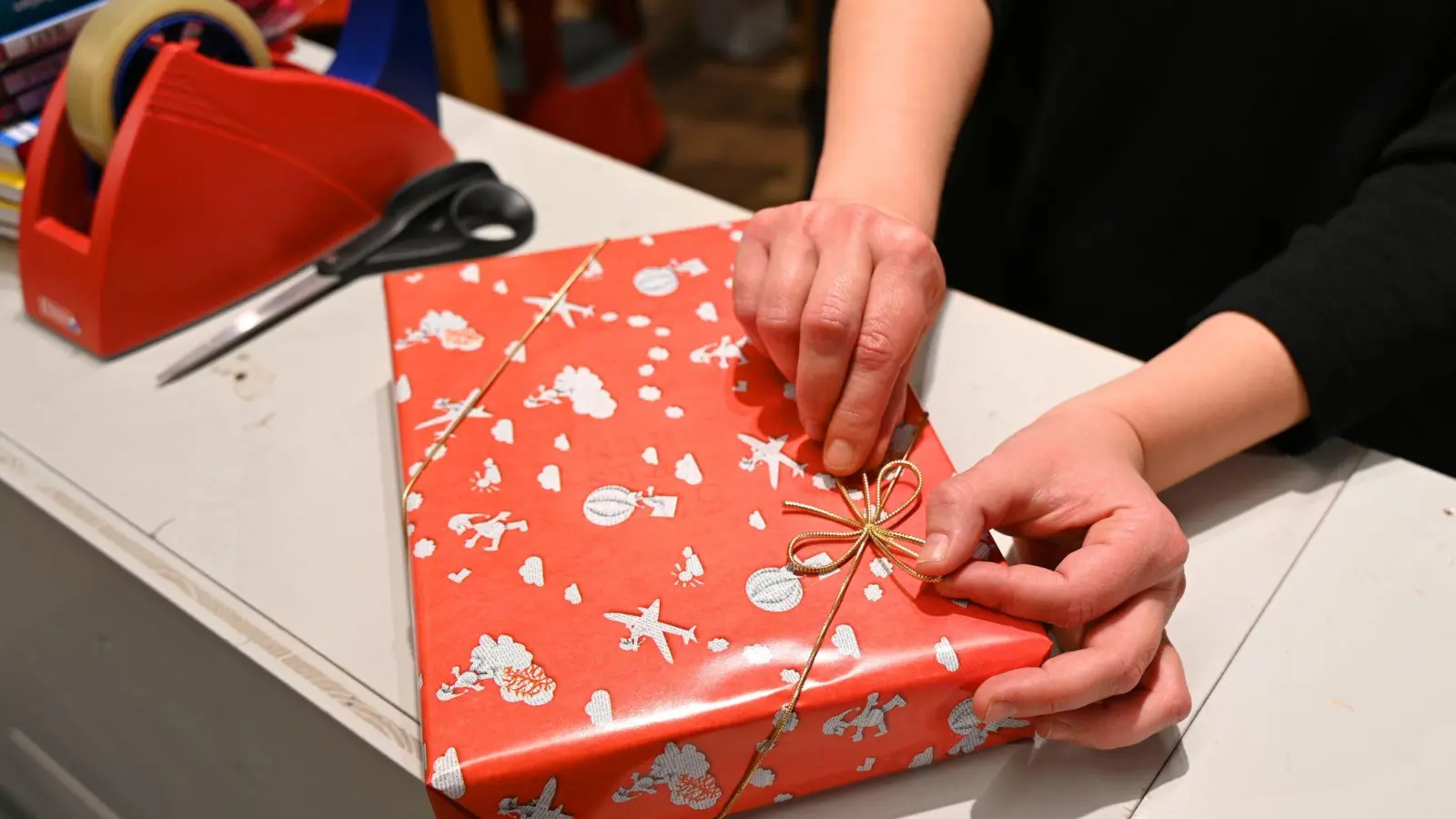 Geschenke ja - aber viele Menschen haben dafür weniger Geld zur Verfügung. (Symbolbild) (Foto: Elisa Schu/dpa)