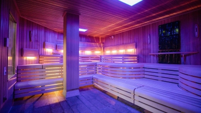 Blick in eine Sauna der SchwabenQuellen Stuttgart. Der Saunabesuch wird wegen der Energiekrise zum Politikum. (Foto: Christoph Schmidt/dpa)