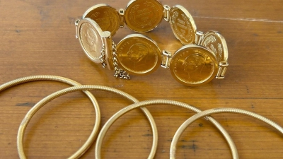 Gold und Silber im Gesamtwert von über 100.000 Euro hat der vermeintliche Händler laut Polizei-Angaben angekauft. (Symbolbild: Hauptzollamt Ulm/dpa)