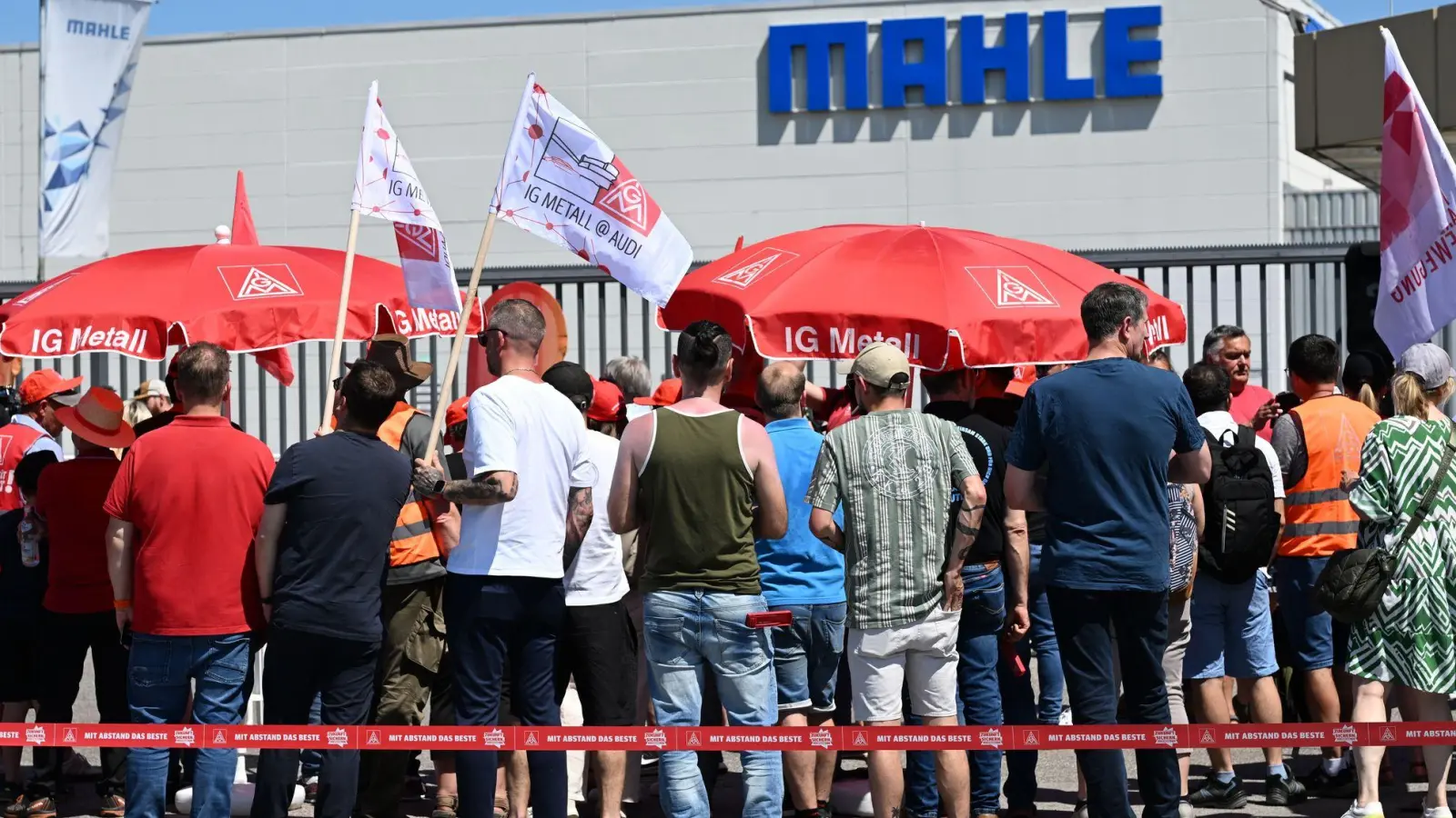 Beschäftigte des Autozulieferers Mahle nehmen vor dem Werk an einem unbefristeten Streik teil. (Foto: Sven Hoppe/dpa)