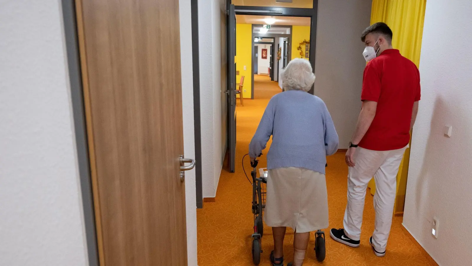Die Zahl der Corona-Fälle steigt in Deutschland weiter an - auch in Alten- und Pflegeheimen. (Foto: Bernd Weißbrod/dpa/Symbolbild)