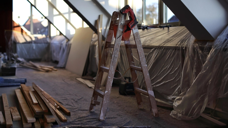 Noch ist einiges zu tun, damit aus dem Tagungsraum die Ausweichspielstätte des Ansbacher Theaters wird. (Foto: Thomas Wirth)