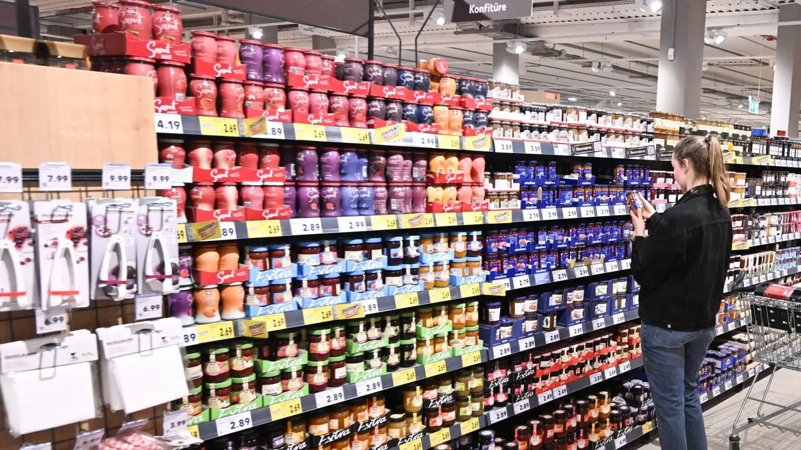 Für Marmeladen müssen Verbraucher aktuell bereits tiefer in die Tasche greifen als vor ein paar Jahren. (Foto: Bernd Weißbrod/dpa)