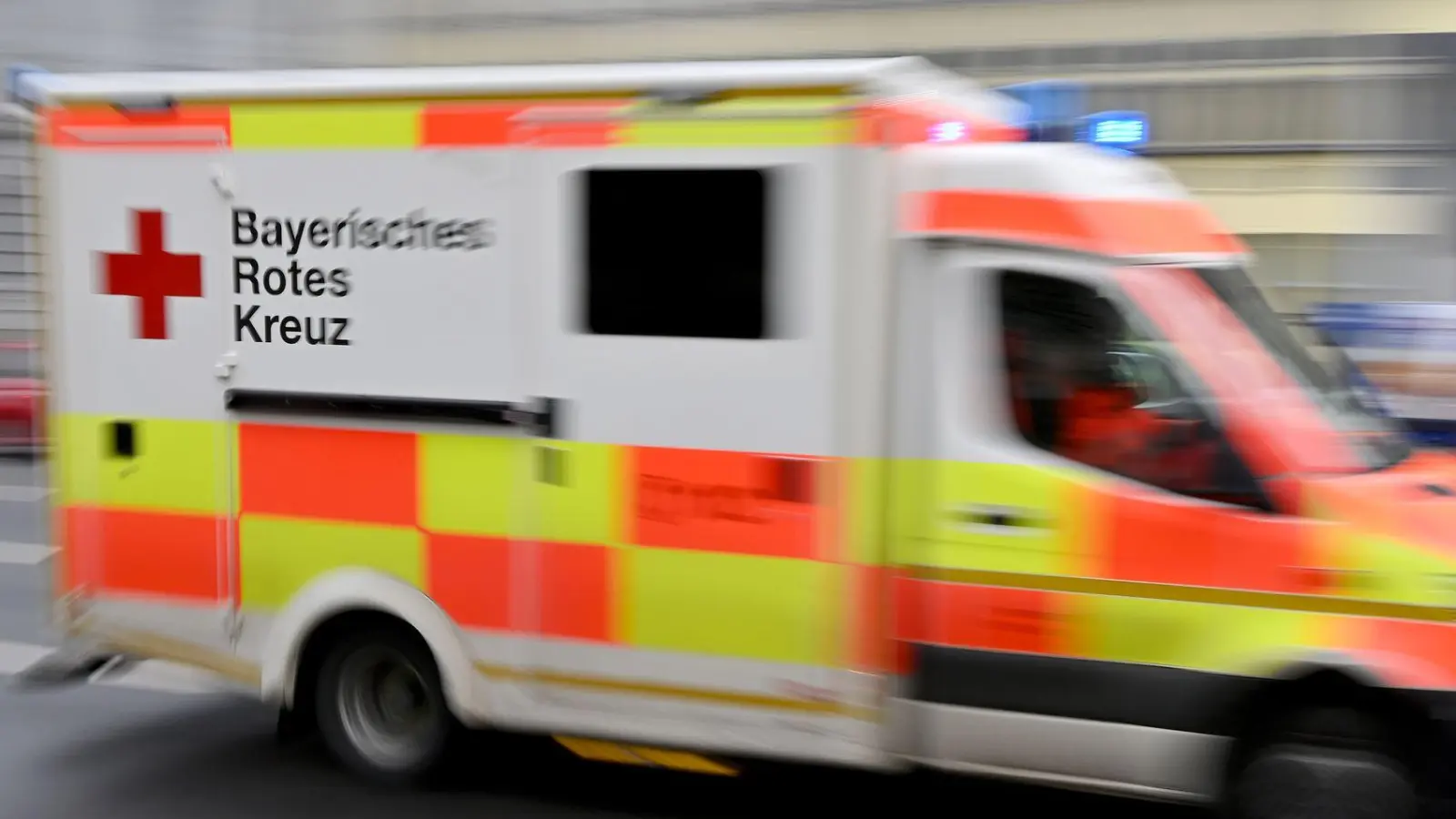 Der Mann wurde mit schweren Verletzungen ins Krankenhaus gebracht. (Symbolbild) (Foto: Peter Kneffel/dpa)