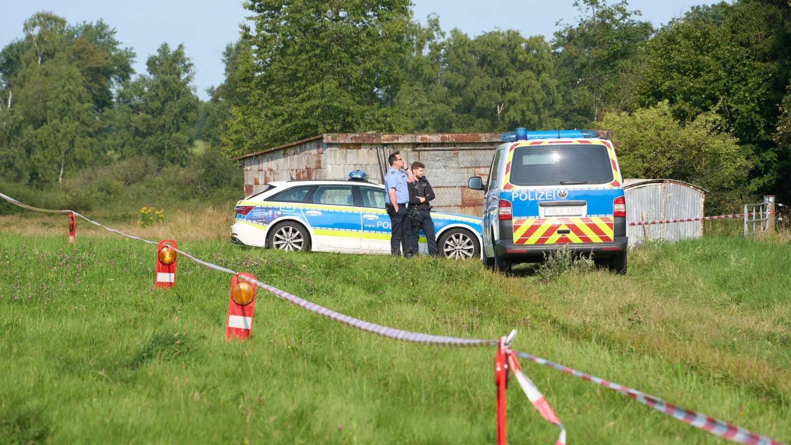 Die Suche am Fundort der Leiche ging auch am Donnerstag weiter.  (Foto: Thomas Frey/dpa)