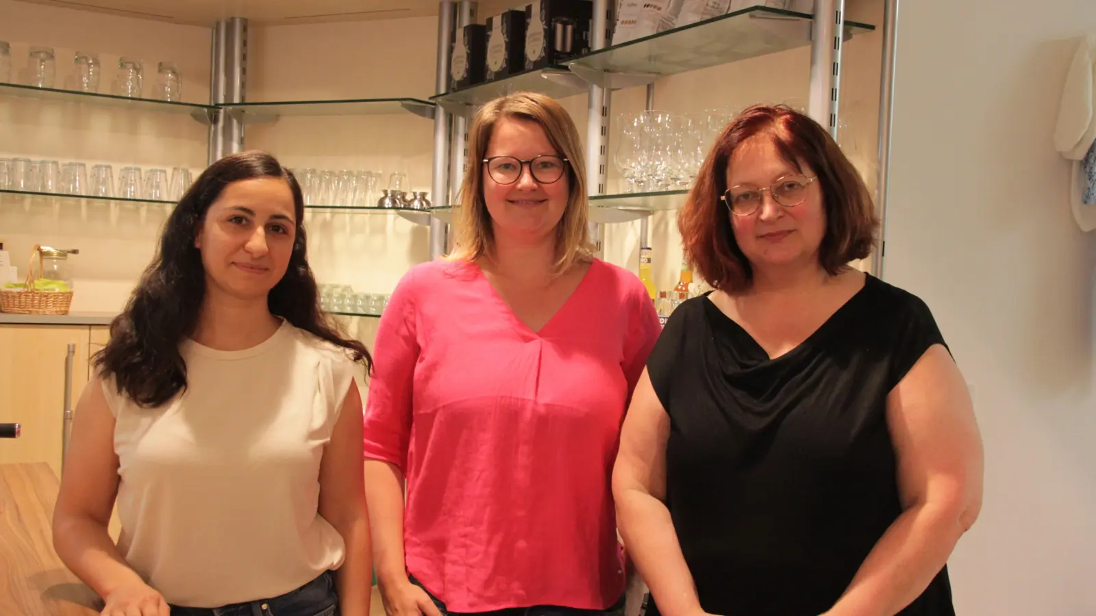Cagla Saklavci, Josephine Georgi und Sylvia Bogenreuther vom Vorstand der SonnenZeit (von links) zeigen sich zuversichtlich, dass es gelingt, eine Einigung mit der Stadt Ansbach zu erreichen. (Foto: Robert Maurer)