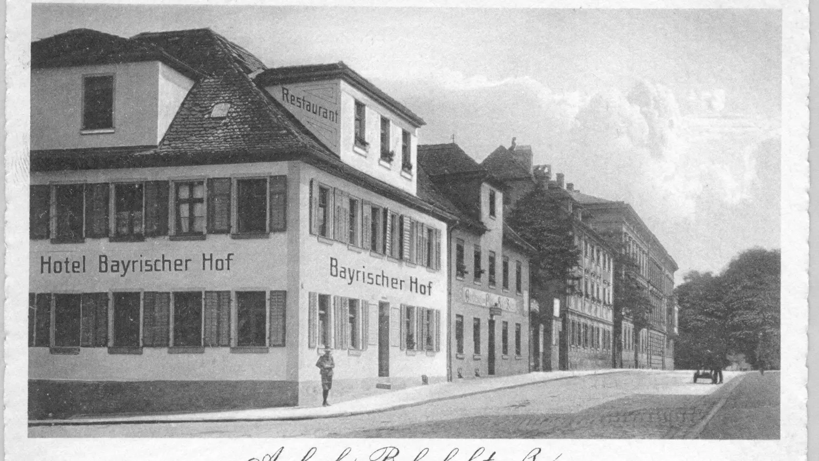 Eine Aufnahme aus den 1920er Jahren aus der Bahnhofstraße: Das Hotel Bayrischer Hof nebst Restaurant, das für seine gute Küche und Weizenbier bekannt war, versank bei den Bomben-Angriffen der Alliierten auf Ansbach im Jahr 1945 in Schutt und Asche. (Repro: Alexander Biernoth)