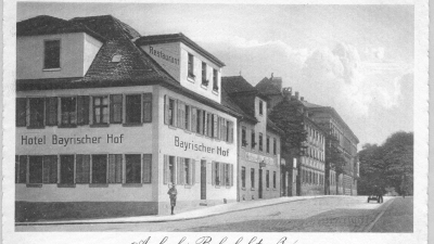 Eine Aufnahme aus den 1920er Jahren aus der Bahnhofstraße: Das Hotel Bayrischer Hof nebst Restaurant, das für seine gute Küche und Weizenbier bekannt war, versank bei den Bomben-Angriffen der Alliierten auf Ansbach im Jahr 1945 in Schutt und Asche. (Repro: Alexander Biernoth)