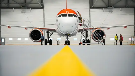 Ein Airbus A320 Neo im Hangar: Easyjet will wieder in die Gewinnzone fliegen. (Foto: Soeren Stache/dpa)