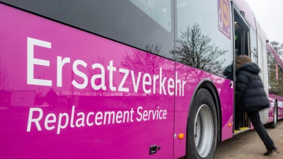 Seit Februar mussten Reisende zwischen Nürnberg und Regensburg auf Ersatzbusse umsteigen. (Archivbild) (Foto: Armin Weigel/dpa)