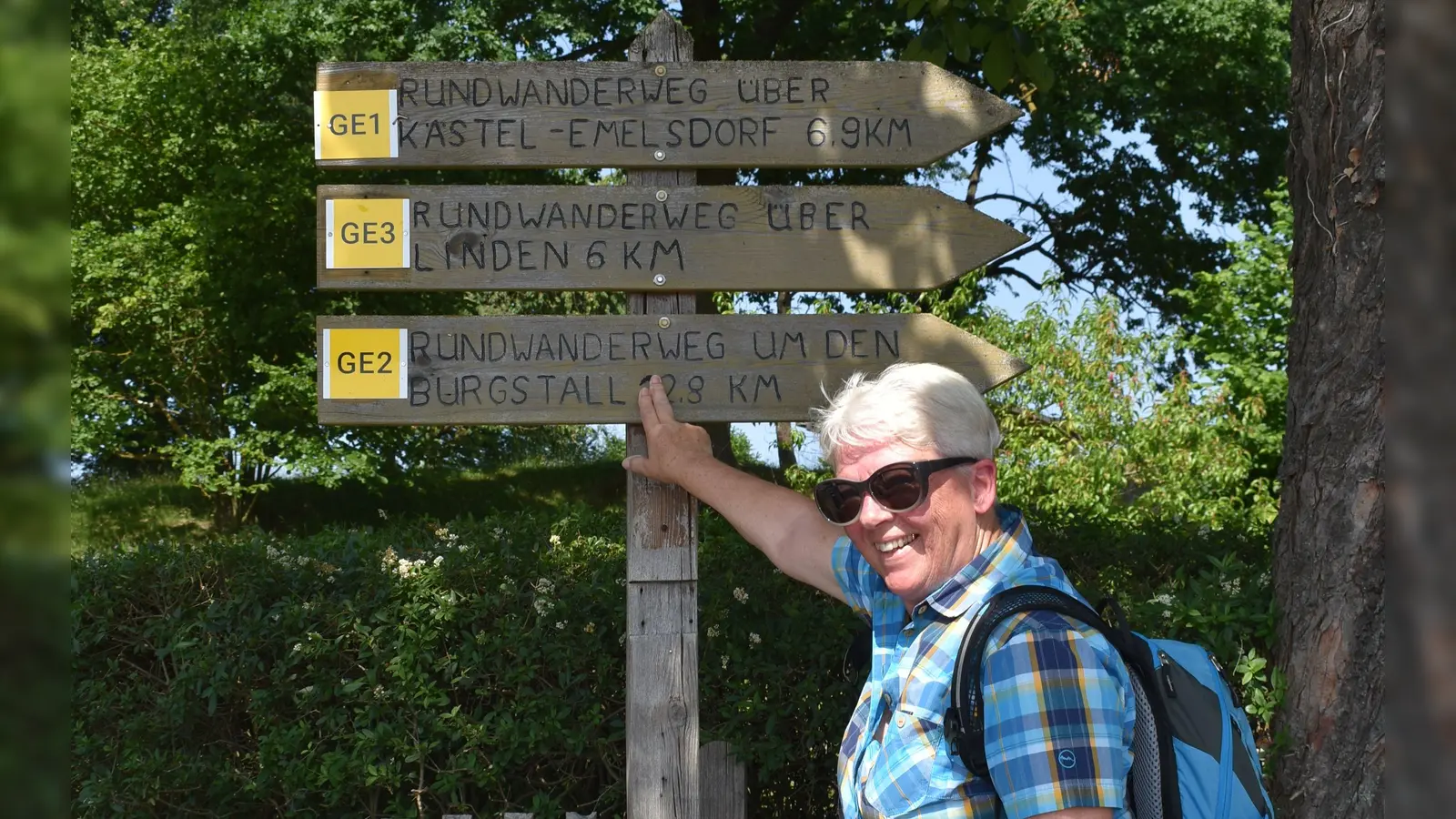Grietje van der Molen-Kretschmer gehört zu denen neuen Wanderwegewarten in Gerhardshofen. Neue Täfelchen mussten auch auf den Wegweisern angebracht werden. (Foto: Ute Niephaus)