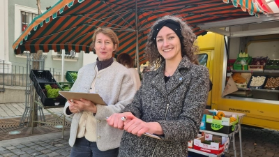 Hören sich am Bad Windsheimer Wochenmarkt um: Miriam Leopold und Natalie Stömmer (von links). (Foto: Anna Franck)