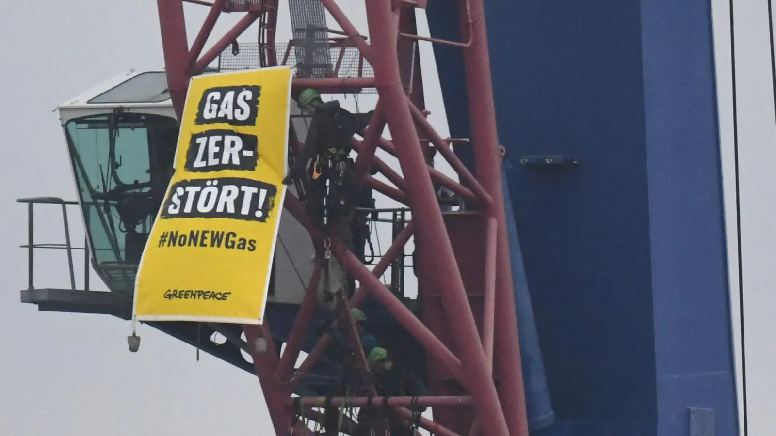 Greenpeace-Aktivisten protestieren auf einem Kran gegen den Start der Verlegung einer Gas-Pipeline im Hafen von Mukran im Norden der Insel Rügen. (Foto: Stefan Sauer/dpa)