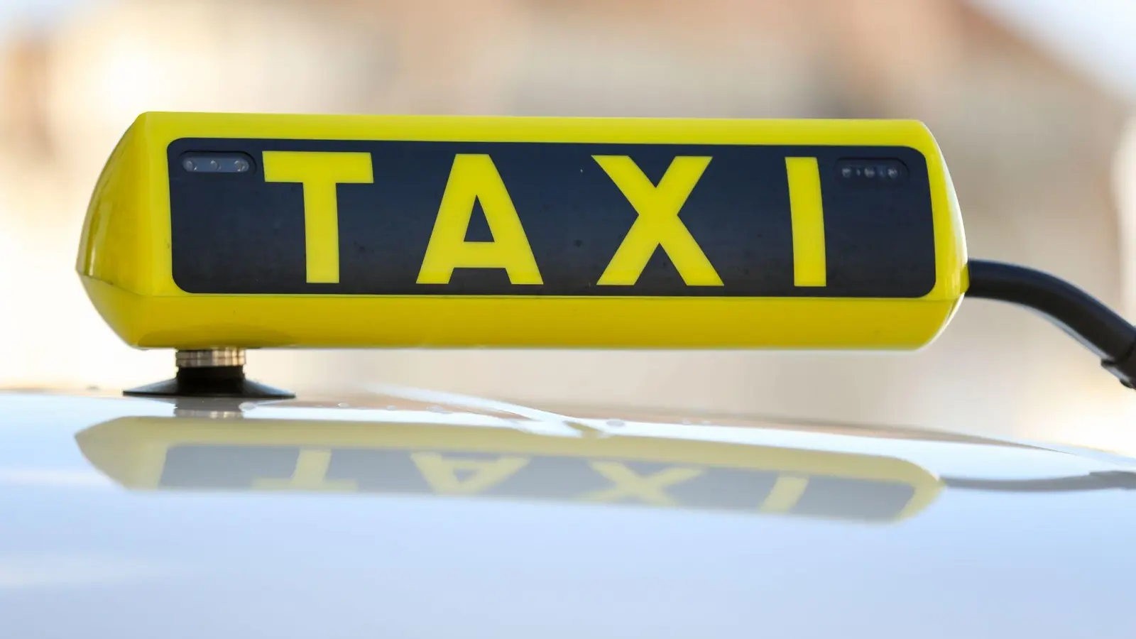 Ein Taxischild an einem Taxi. (Foto: Jan Woitas/dpa-Zentralbild/dpa/Symbolbild)