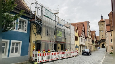 Seit vielen Monaten ein gewohntes Bild: der eingerüstete Heiligenstetter. (Foto: Clarissa Kleinschrot)