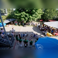 Der Kindergarten St. Johannes macht nach vielen Jahrzehnten die Türen zu. Im November gehen sie wieder auf – und eine heilpädagogische Kindertagesstätte zieht ein. Vor dem Ende gab es nun noch ein Abschiedsfest, an dem viele Kinder teilnahmen, die momentan die Kita besuchen, aber auch zahlreiche „Ehemalige”. (Foto: Heinz Wraneschitz)