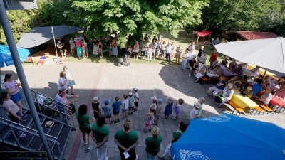 Der Kindergarten St. Johannes macht nach vielen Jahrzehnten die Türen zu. Im November gehen sie wieder auf – und eine heilpädagogische Kindertagesstätte zieht ein. Vor dem Ende gab es nun noch ein Abschiedsfest, an dem viele Kinder teilnahmen, die momentan die Kita besuchen, aber auch zahlreiche „Ehemalige”. (Foto: Heinz Wraneschitz)