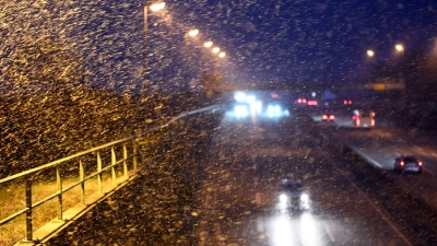 Wie hier auf der A31 im Emsland gab es im Nordwesten oft schwierige Bedingungen auf den Straßen. (Foto: Lars Penning/dpa)