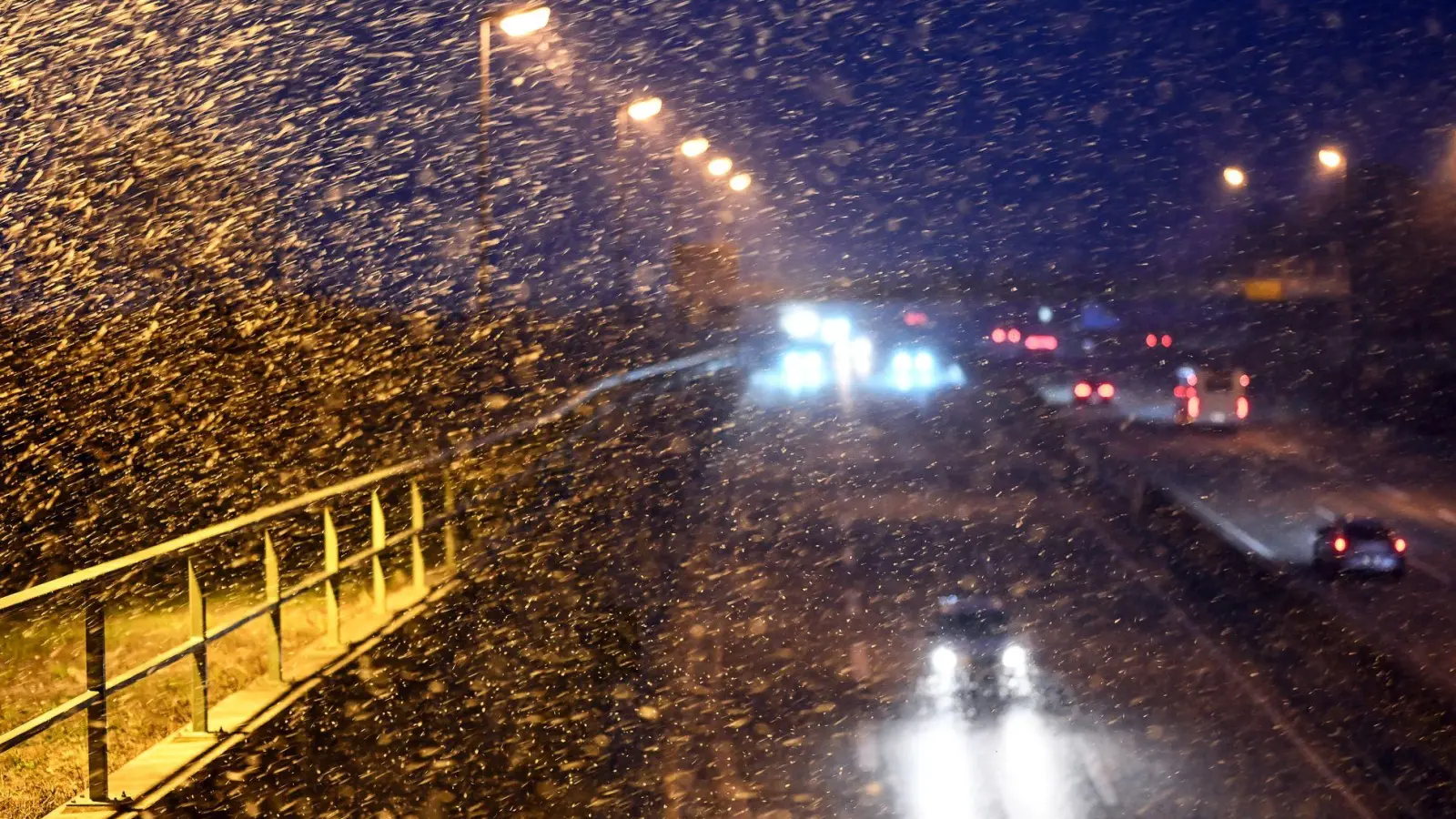 Wie hier auf der A31 im Emsland gab es im Nordwesten oft schwierige Bedingungen auf den Straßen. (Foto: Lars Penning/dpa)