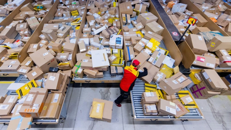 Besser ohne Schnüre oder Schleifchen: An Weihnachten werden wieder massenweise Pakete versendet - und die sollen rechtzeitig ankommen. (Foto: Rolf Vennenbernd/dpa/dpa-tmn)