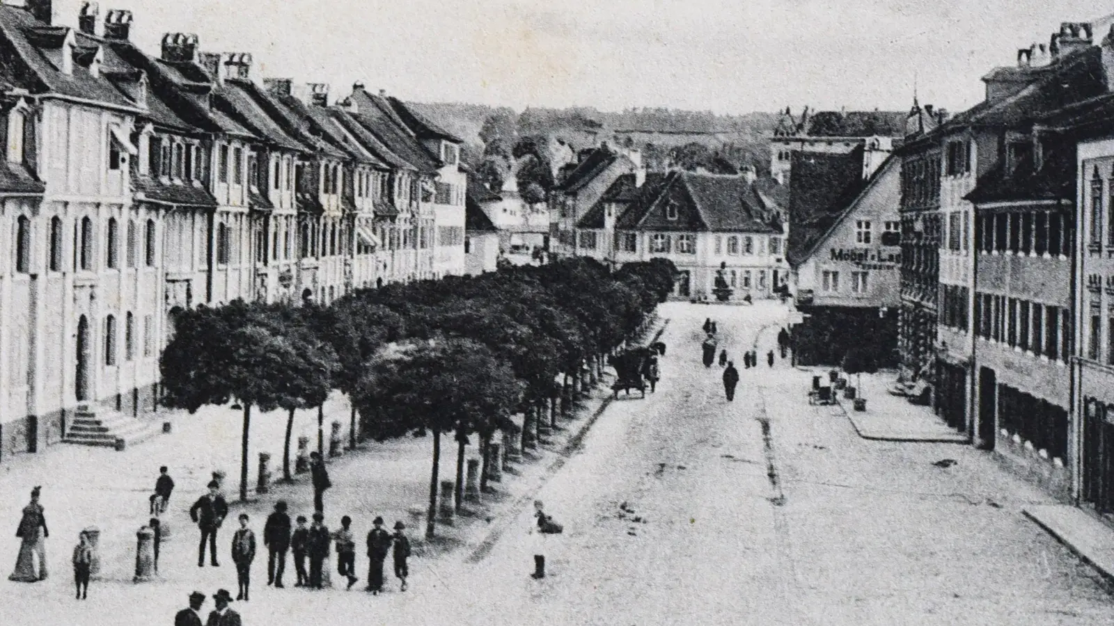 Die Anwohner der Promenade sind verärgert, weil die Stadt die breite Straße nicht mehr reinigt. Dieser beschwerlichen Pflicht müssen die Bürger nun selbst nachkommen. Das Thema wird zum wiederholten Male im Stadtrat diskutiert. (Repro: Jim Albright/Sammlung Breitschwert)