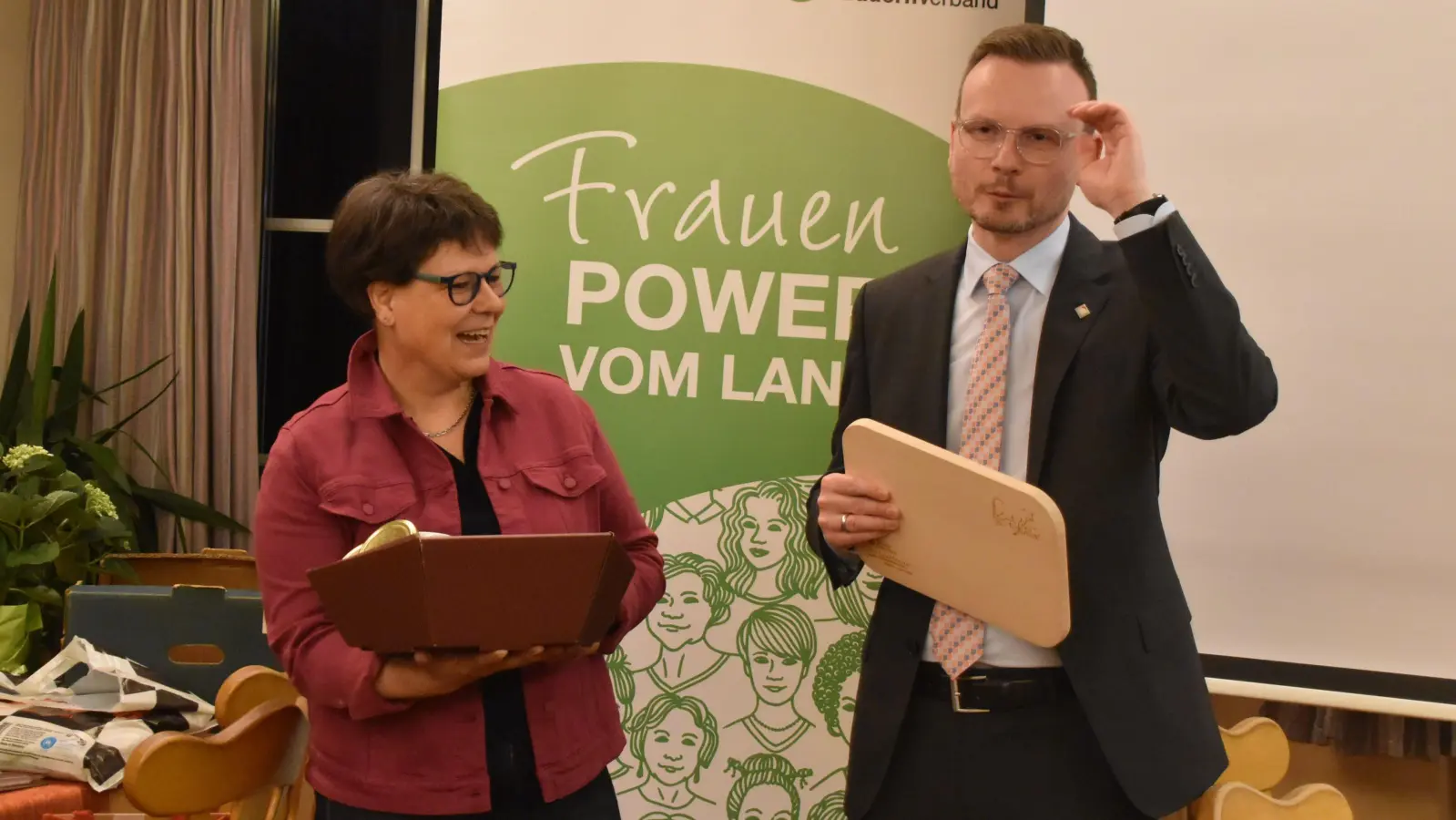 „Lange Bratwürste schätzen die Leute mehr als lange Grußworte”, sagte Bezirkstagspräsident Peter Daniel Forster als er ein Brotzeitbrett von Kreisbäuerin Renate Ixmeier entgegennahm. (Foto: Fritz Arnold)