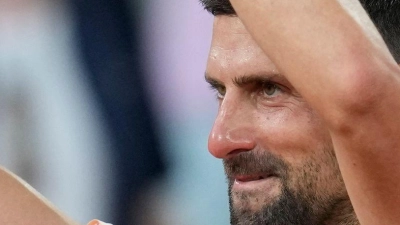 Ein Herzchen für die Fans - war es Novak Djokovics letzter Auftritt in Paris? (Foto: Christophe Ena/AP/dpa)