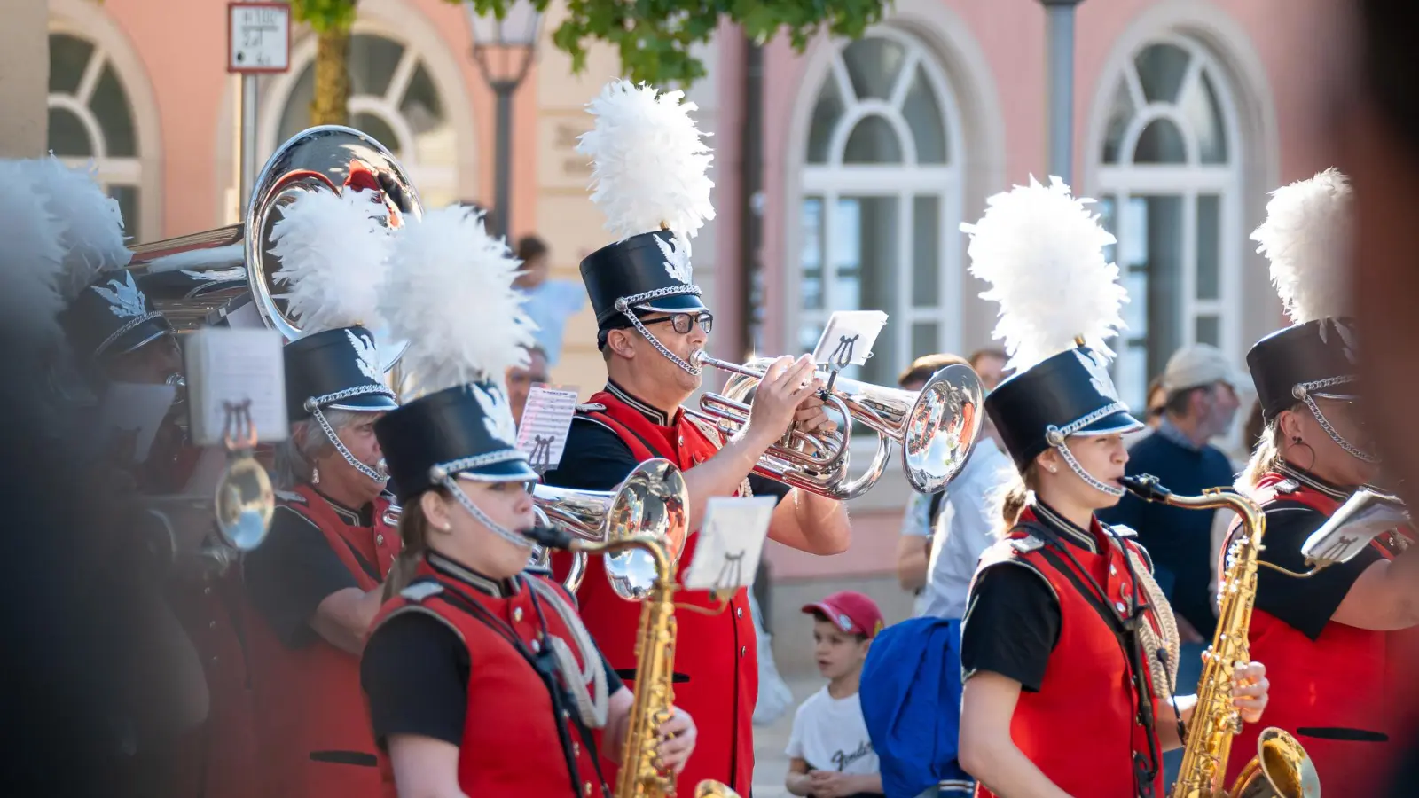 Die Laufer Marchingband mit ihren auffälligen Uniformen und den typischen Tschako-Hüten spielt unter anderem „99 Luftballons” von Nena. (Foto: Mirko Fryska)