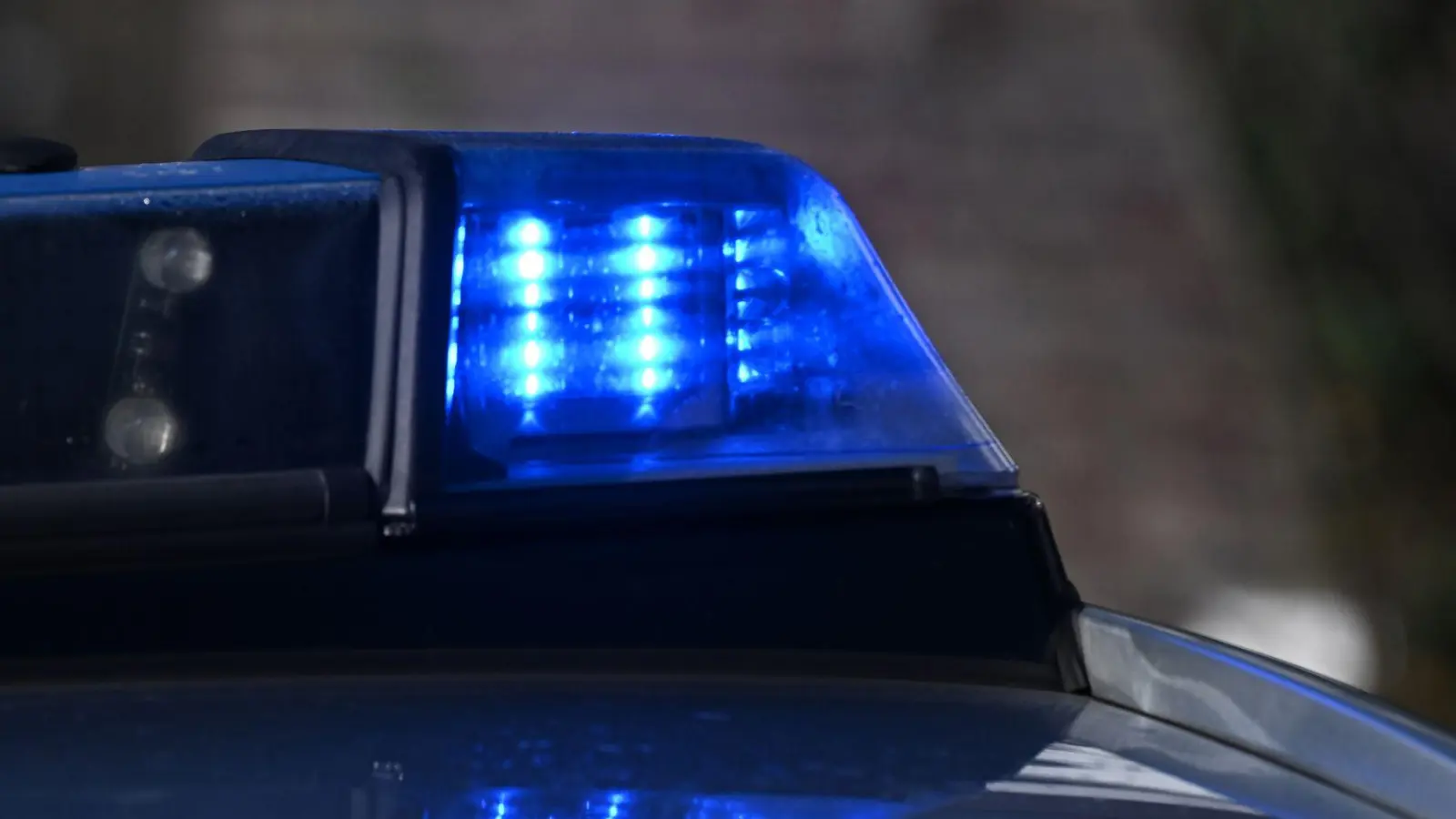 Die zwei Männer erlitten Verätzungen am Körper und im Gesicht. (Symbolbild) (Foto: Bernd Weißbrod/dpa)