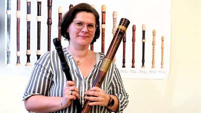 Links die Alt- und rechts die Bassflöte: In den Ensembles von Musikschullehrerin Tina Zaß kommen ganz unterschiedliche Varianten des Instruments zum Einsatz. (Foto: Simone Hedler)