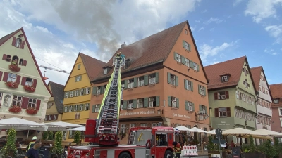 Im Hotel Eisenkrug in der Dinkelsbühler Altstadt brach das Feuer im Dachgeschoss aus.  (Foto: Lisa-Maria Liebing)