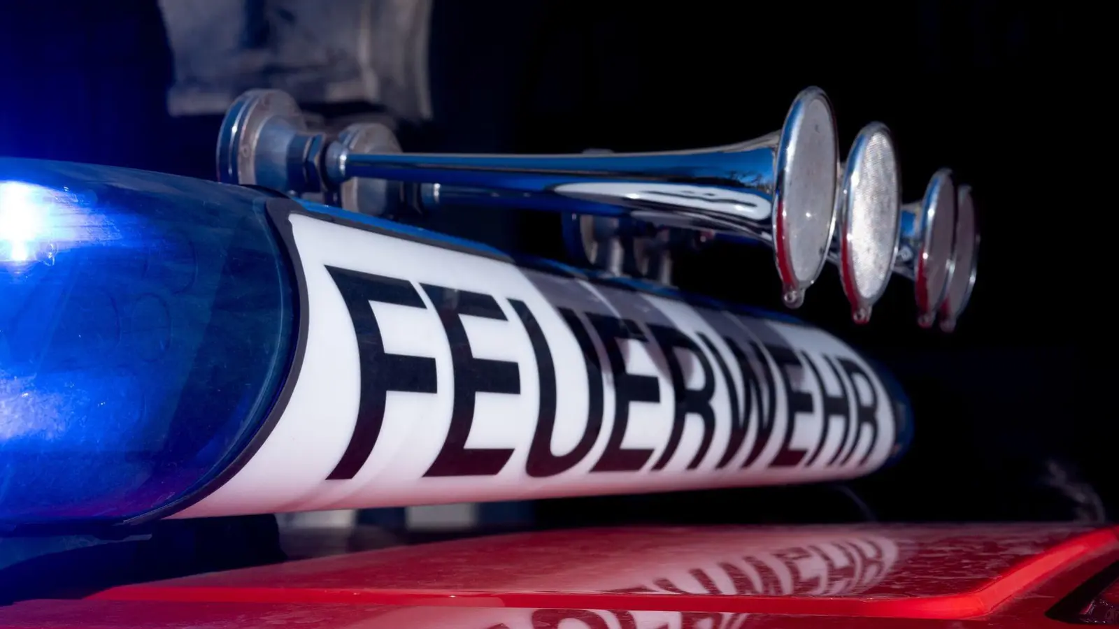 Die Feuerwehr Dinkelsbühl musste wegen einer weggeworfenen Zigarettenkippe ausrücken. (Symbolbild: Niklas Treppner/dpa)