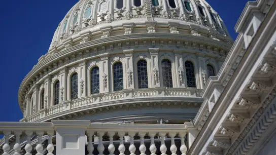 Die Sonne scheint auf die Kuppel des US-Kapitols in Washington. (Foto: Patrick Semansky/AP/dpa)