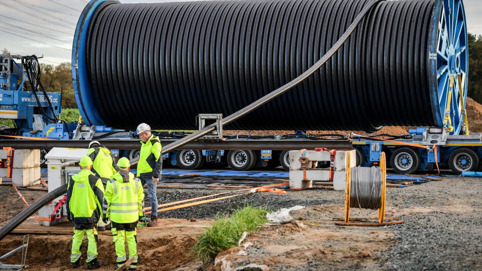 Die Stromtrasse Suedlink soll Strom aus Erneuerbaren Energien von Norddeutschland in den Süden transportieren. (Archivbild) (Foto: Focke Strangmann/dpa)