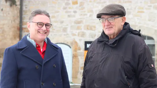 Dr. Markus Hirte und Dr. Karl-Heinz Schneider (rechts) vom Kriminalmuseum Rothenburg erklären im Interview die Bedeutung des Heckel-Aquarells. (Foto: Clarissa Kleinschrot)