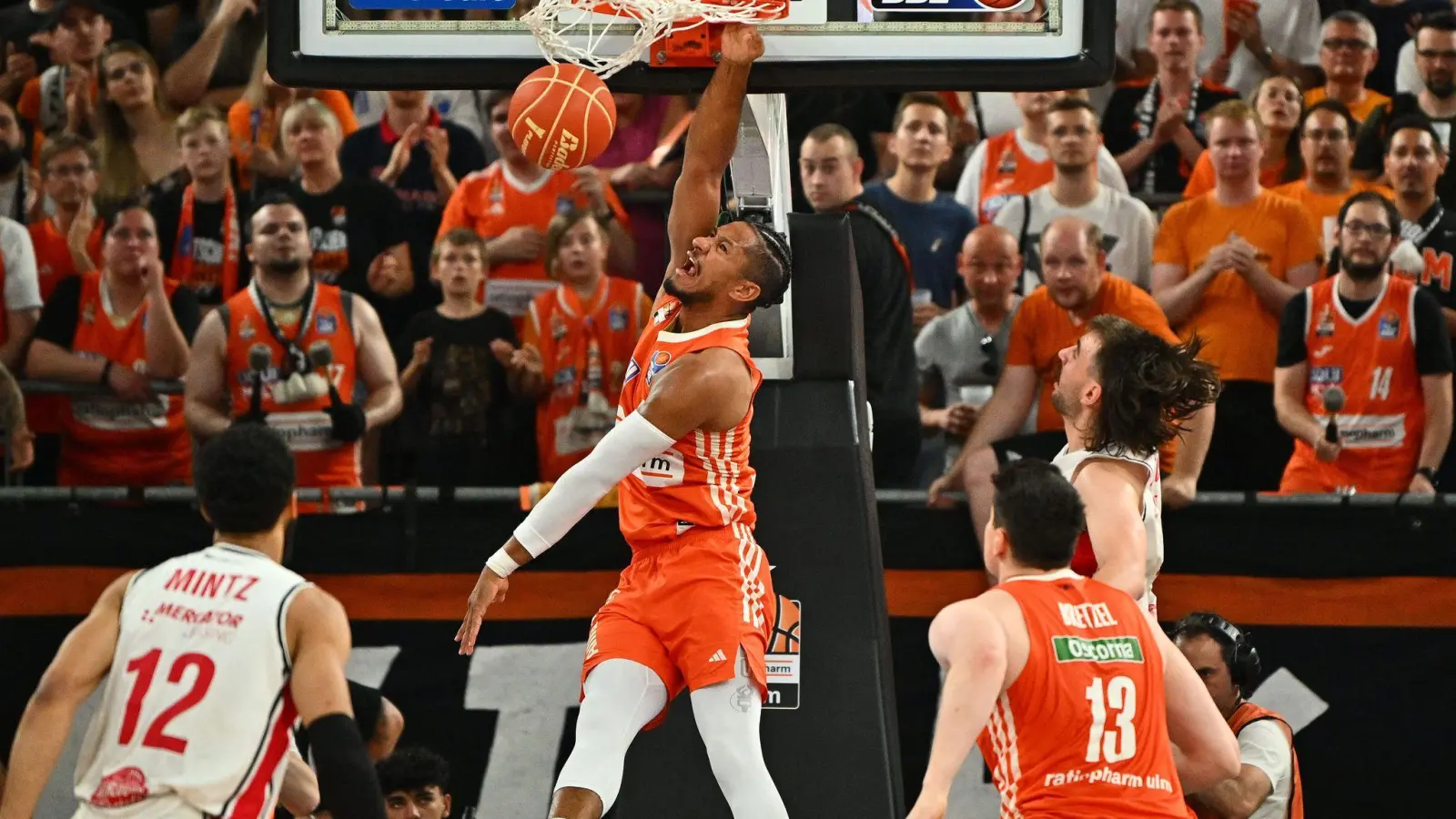 Karim Jallow bejubelt einen Dunk. (Foto: Jan-Philipp Strobel/dpa)