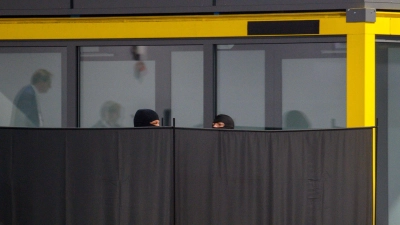 Zeitweise wurden Sichtschutzwände vor dem Angeklagten aufgestellt, weil die Zeugin ihm nicht ins Gesicht sehen wollte. (Foto: Klaus-Dietmar Gabbert/dpa)