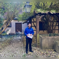Tobias Rüter (33) vom Gotischen Haus in der Herrngasse hat große Pläne für das Hornburghaus, das nebenan liegt. Hier steht er in dessen Innenhof. (Foto: Clarissa Kleinschrot)