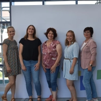 Die Leiterinnen der Familienstützpunkte (von links): Magdalena Kaiser (Illesheim), Anja Redlingshöfer (Diespeck), Susanne Schindler (Emskirchen) und Alexandra Endreß (Uffenheim). Über die dort geleistete gute Arbeit freut sich Gabriele Sattler von der Koordinierungsstelle Familienbildung/Familienstützpunkte. (Foto: Ute Niephaus)