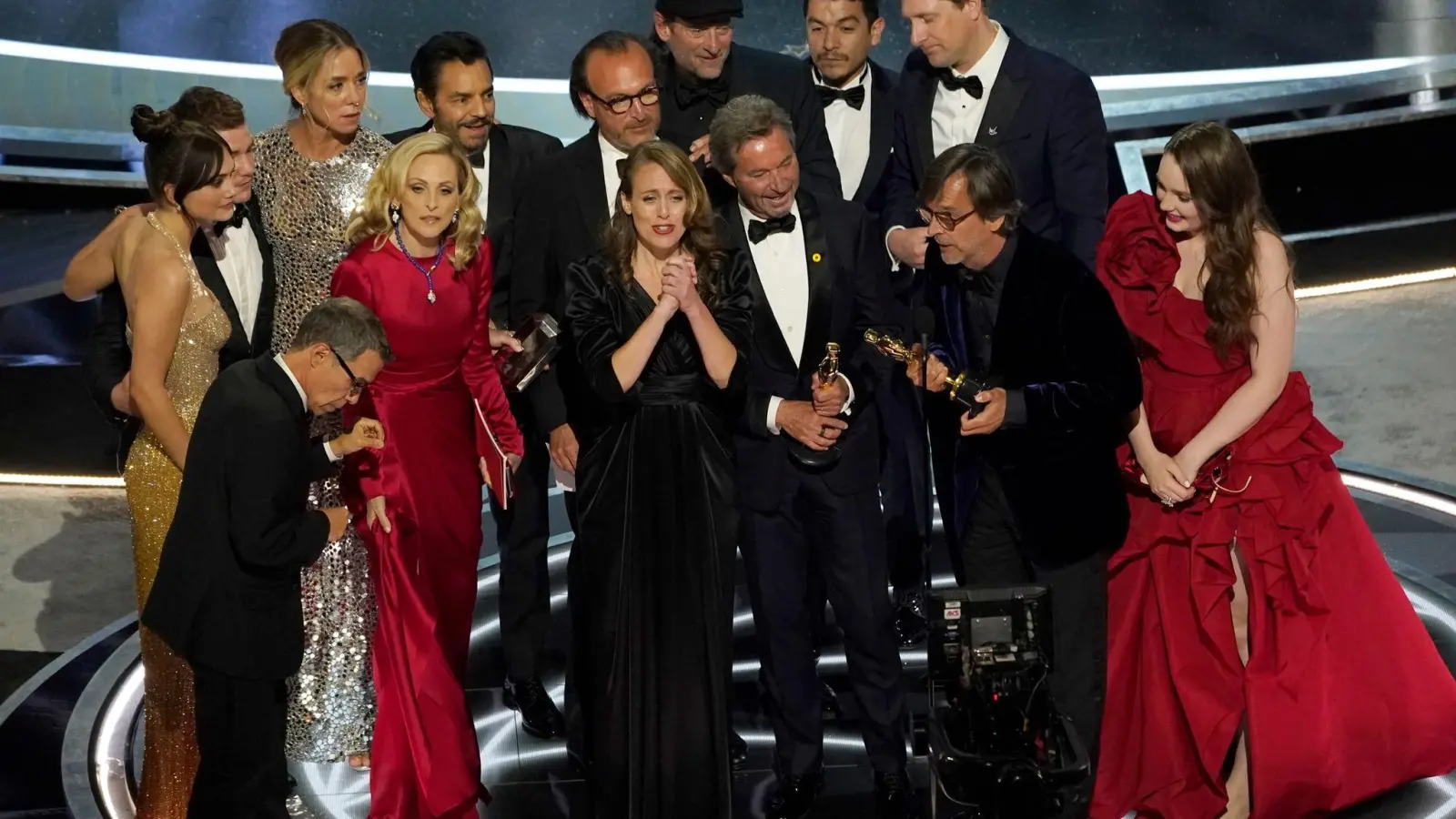 Die Darsteller und die Crew von „Coda“ nehmen den Preis für den besten Film entgegen. (Foto: Chris Pizzello/Invision/AP/dpa)