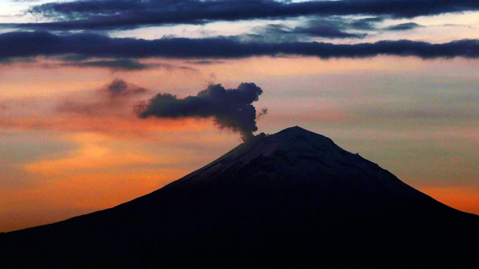 Der Popocatépetl - hier ein Foto aus dem Jahr 2019 - zählt zu den aktivsten Vulkanen Mexikos. (Foto: Marco Ugarte/AP/dpa)