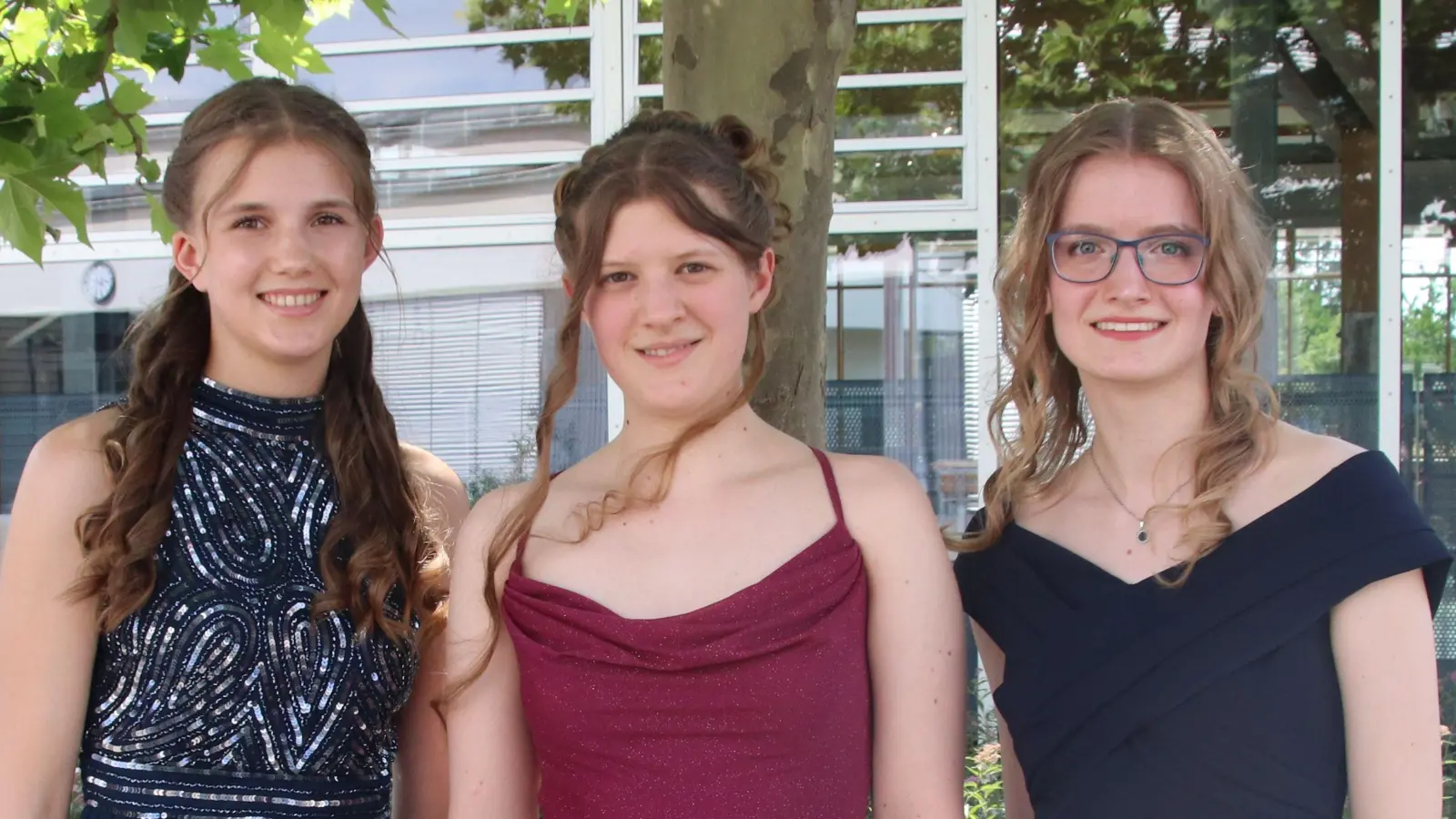 Lisa Gebhardt, Maria Hoffmann und Ramona Willner (von links) schlossen ihr Abitur am Scheinfelder Gymnasium jeweils mit einem Notenschnitt von 1,0 ab. (Foto: Daniela Frankenberger)