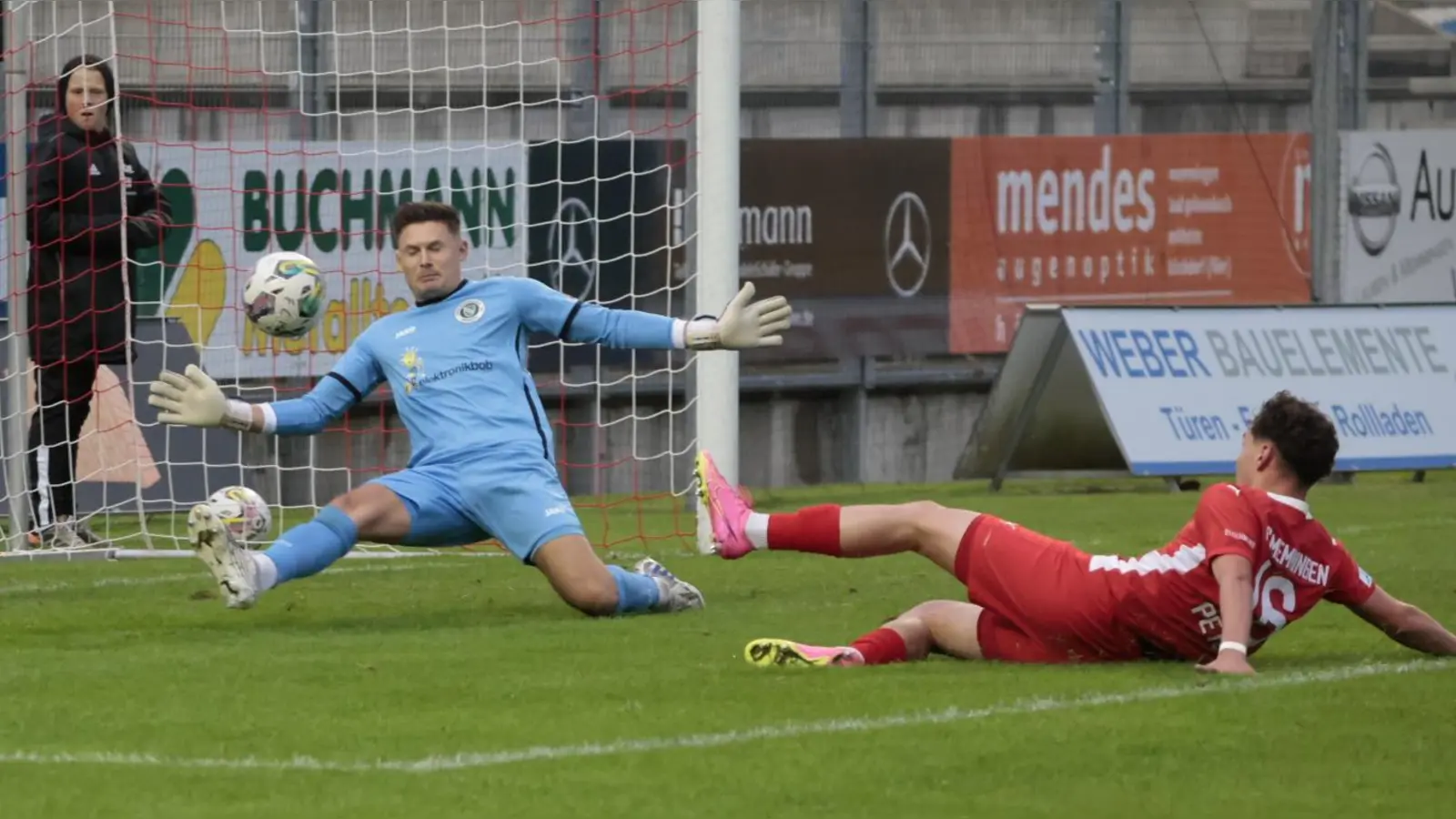Der Ansbacher Torhüter Sebastain Heid streckt sich vergeblich: Janis Peter erzielt das 1:0 für Memmingen nach nur sechs Minuten. (Foto: Manfred Jörg)