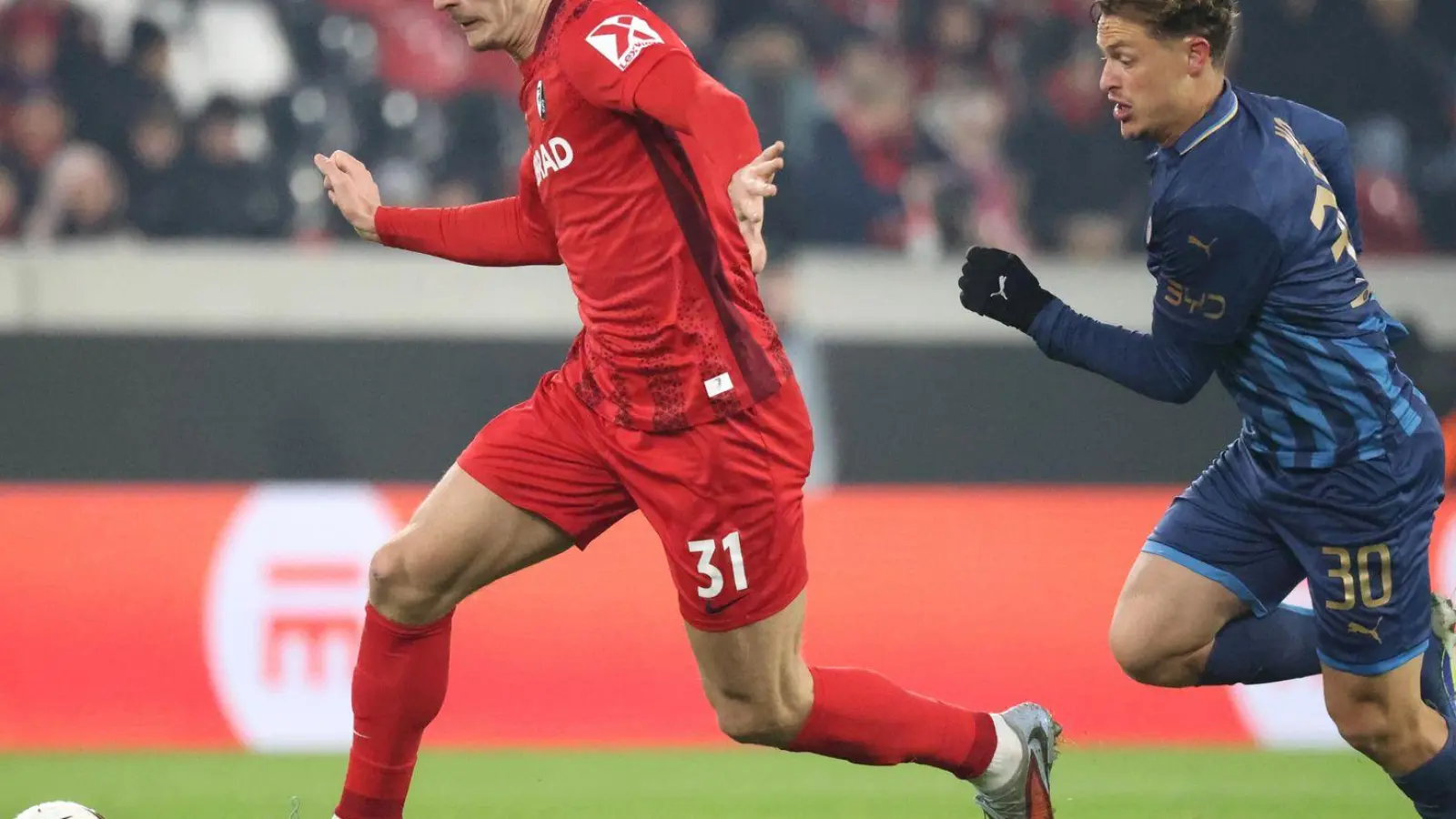 Igor Matanovic (l.) gehörte zu den auffälligsten Freiburgern - und traf. (Foto: Philipp von Ditfurth/dpa)