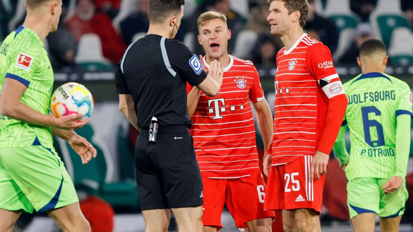 Die Bayern müssen gegen Bochum auf den gelbgesperrten Joshua Kimmich (M) verzichten. (Foto: Axel Heimken/dpa)